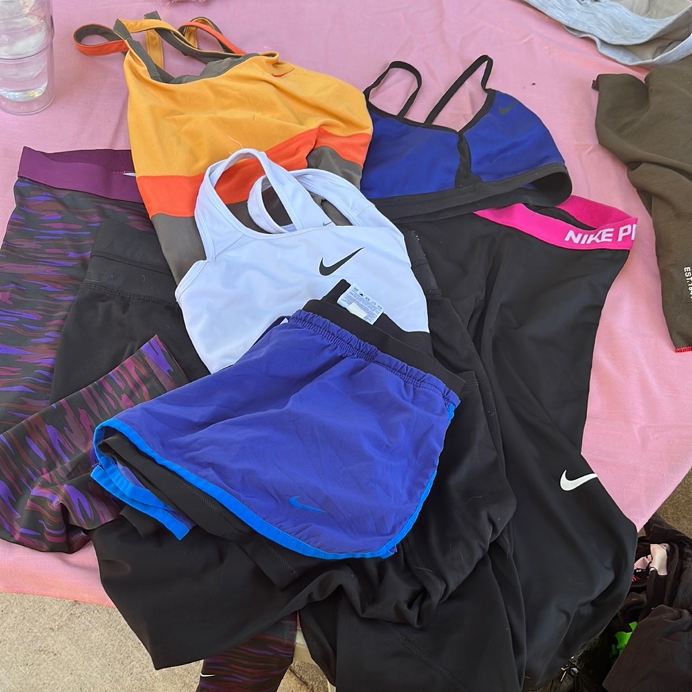 Nike bundle (7) 3 leggings, 1 run shirt, 1 short, 2 bras